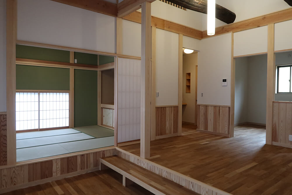 古材を再利用した通り土間の家